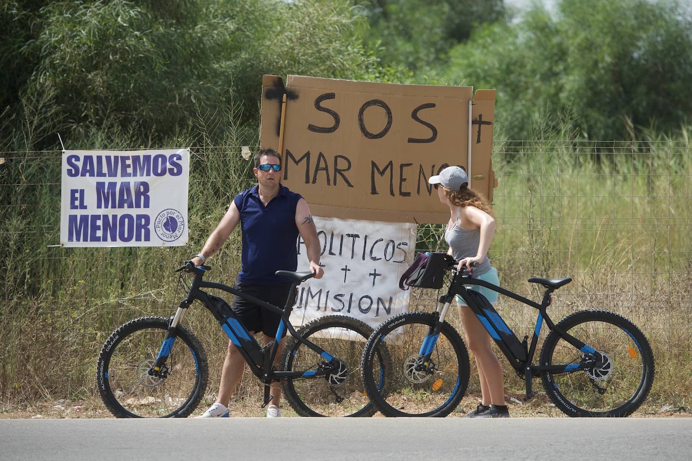 Fotos: Colectivos vecinales y ecologistas protestan en defensa del Mar Menor al paso de La Vuelta