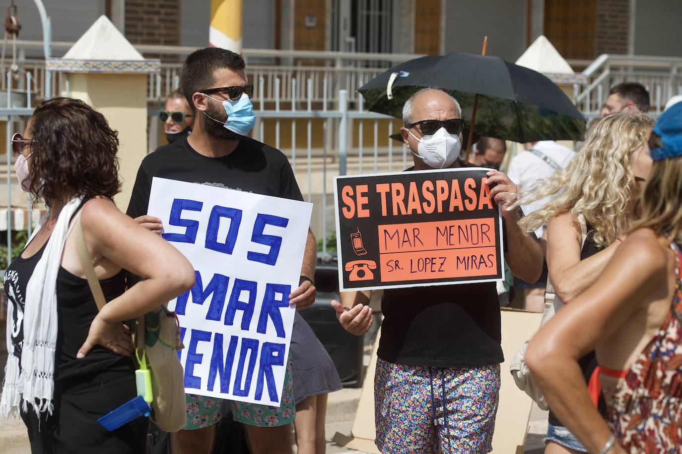 Fotos: Colectivos vecinales y ecologistas protestan en defensa del Mar Menor al paso de La Vuelta