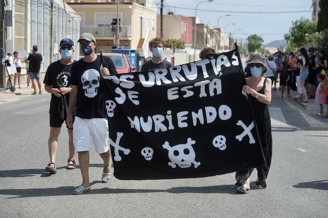 Fotos: Colectivos vecinales y ecologistas protestan en defensa del Mar Menor al paso de La Vuelta