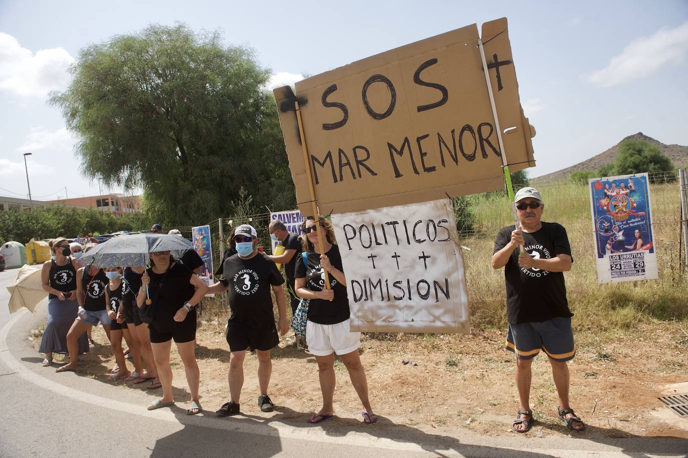 Fotos: Colectivos vecinales y ecologistas protestan en defensa del Mar Menor al paso de La Vuelta