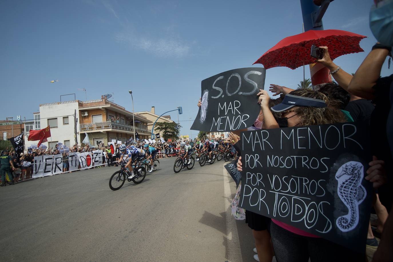 Fotos: Colectivos vecinales y ecologistas protestan en defensa del Mar Menor al paso de La Vuelta
