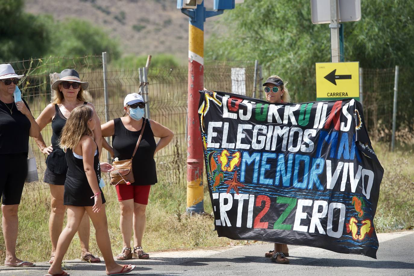 Fotos: Colectivos vecinales y ecologistas protestan en defensa del Mar Menor al paso de La Vuelta