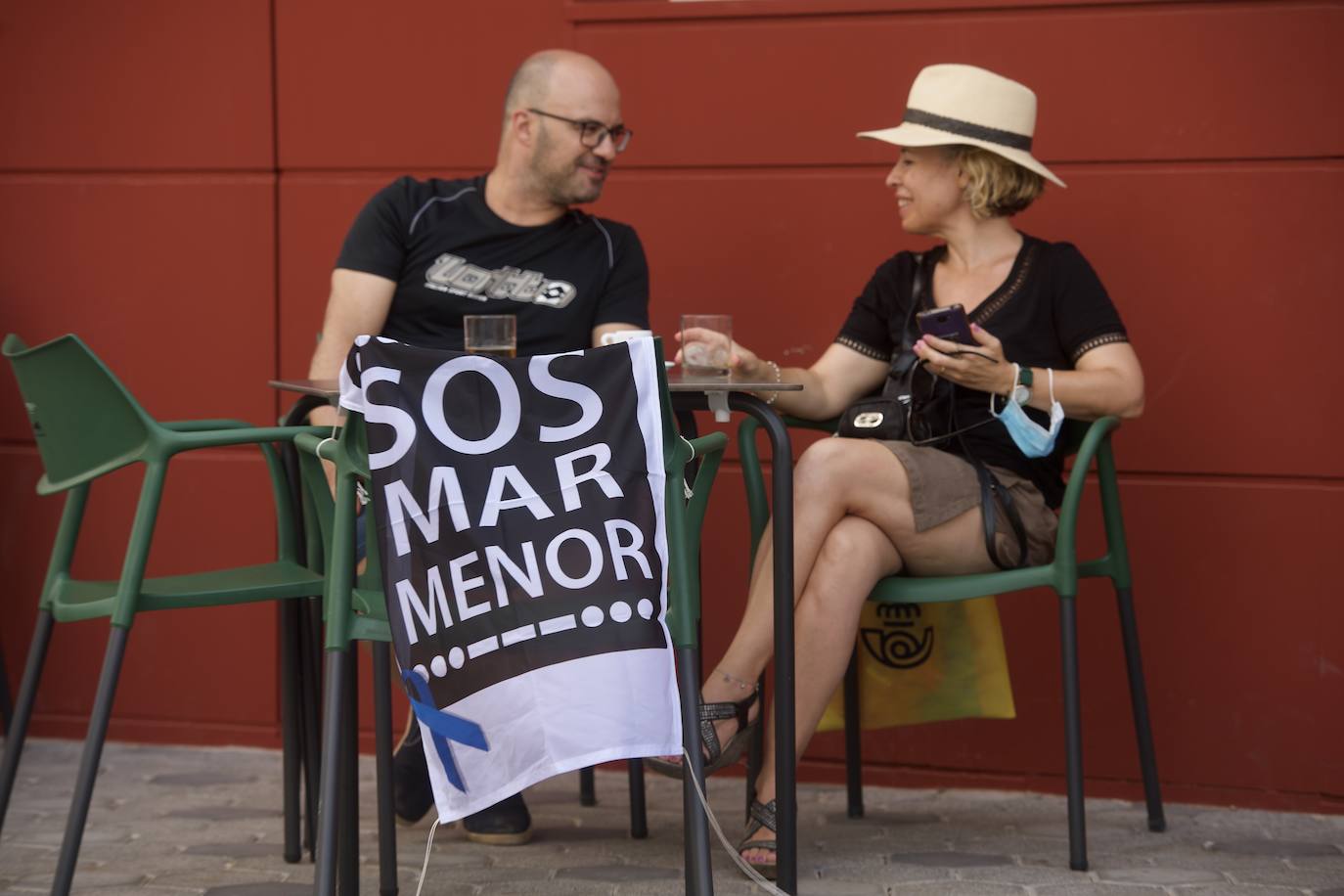 Fotos: Colectivos vecinales y ecologistas protestan en defensa del Mar Menor al paso de La Vuelta