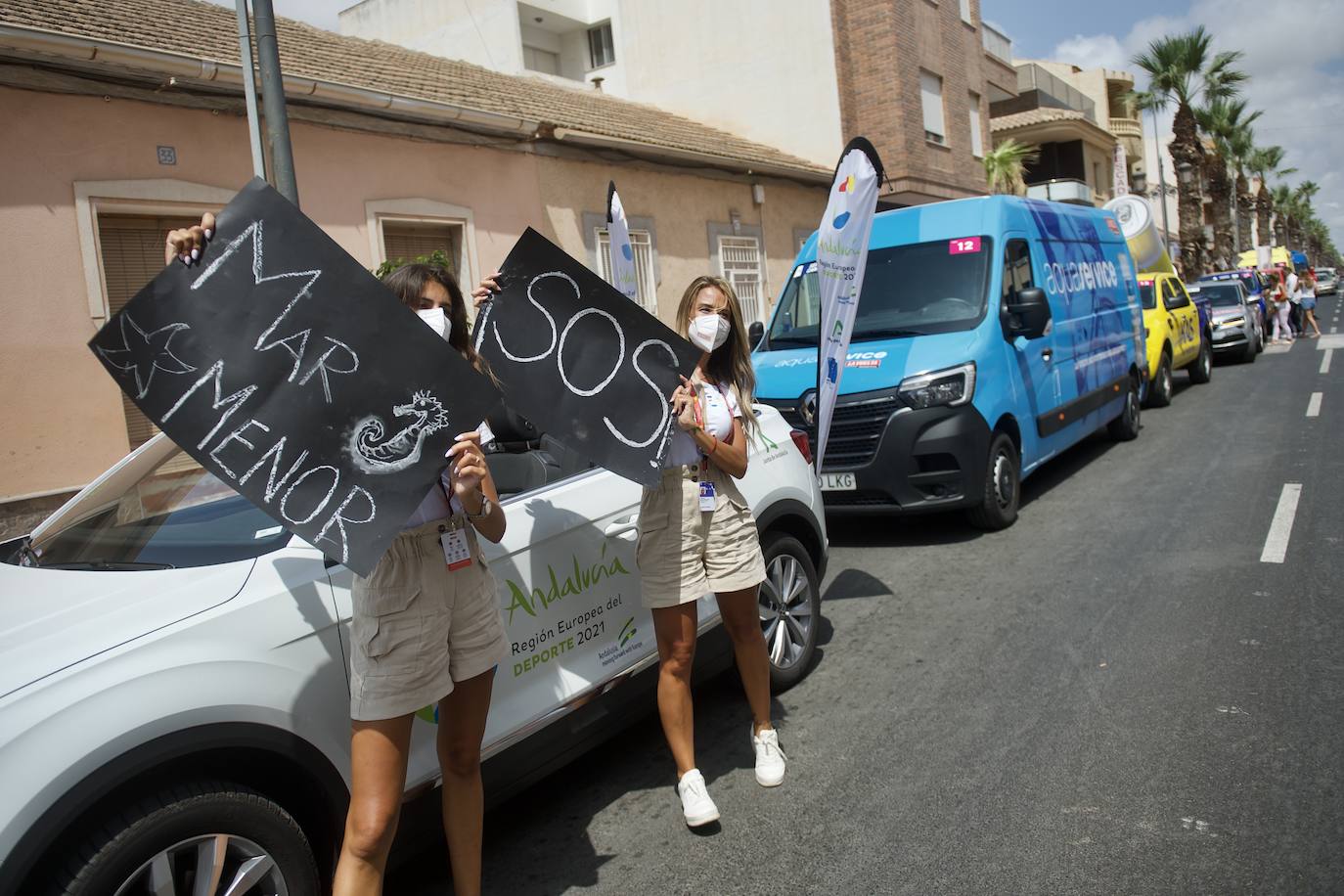 Fotos: Colectivos vecinales y ecologistas protestan en defensa del Mar Menor al paso de La Vuelta