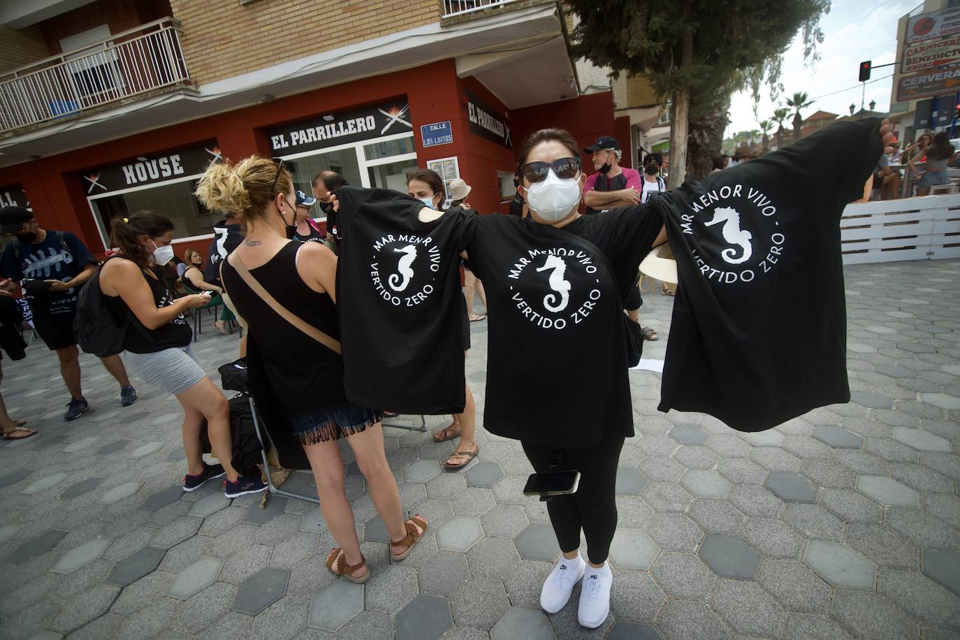 Fotos: Colectivos vecinales y ecologistas protestan en defensa del Mar Menor al paso de La Vuelta