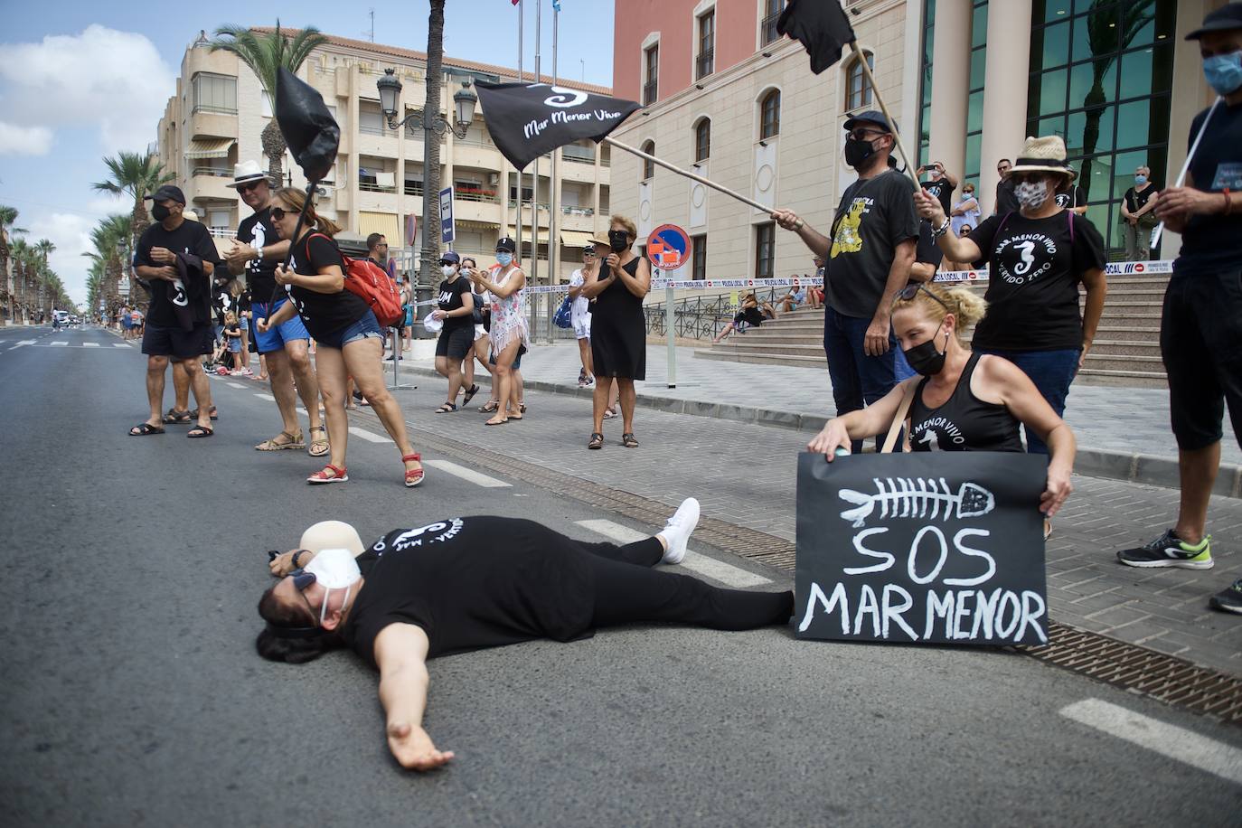 Fotos: Colectivos vecinales y ecologistas protestan en defensa del Mar Menor al paso de La Vuelta
