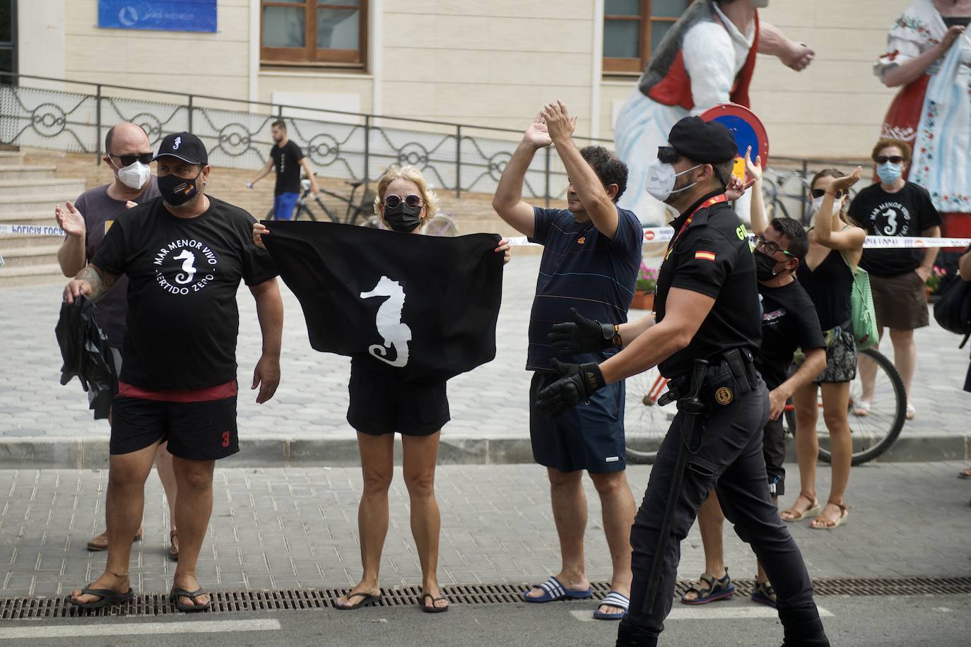 Fotos: Colectivos vecinales y ecologistas protestan en defensa del Mar Menor al paso de La Vuelta