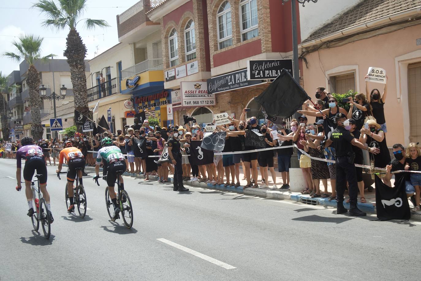 Fotos: Colectivos vecinales y ecologistas protestan en defensa del Mar Menor al paso de La Vuelta