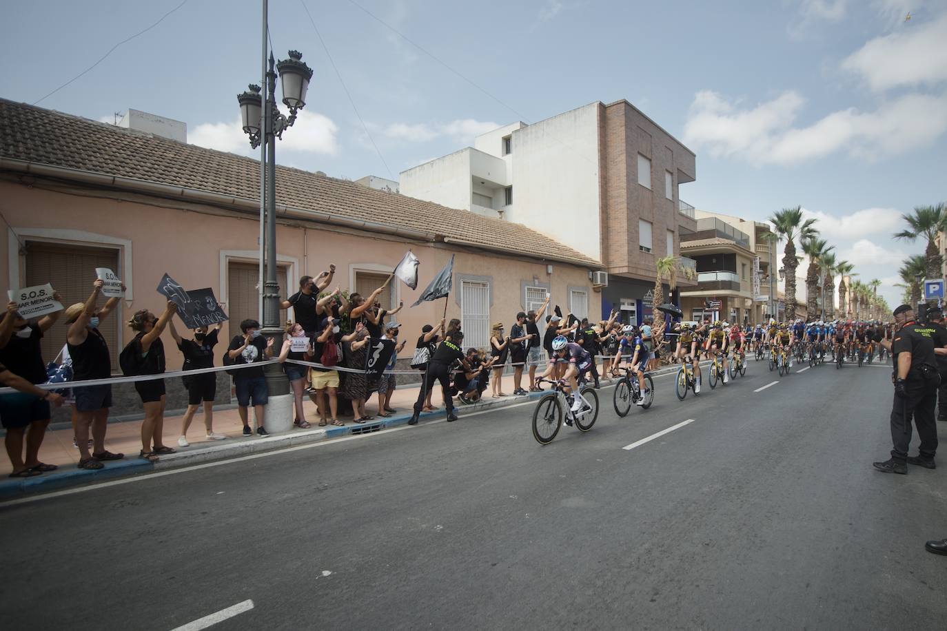 Fotos: Colectivos vecinales y ecologistas protestan en defensa del Mar Menor al paso de La Vuelta