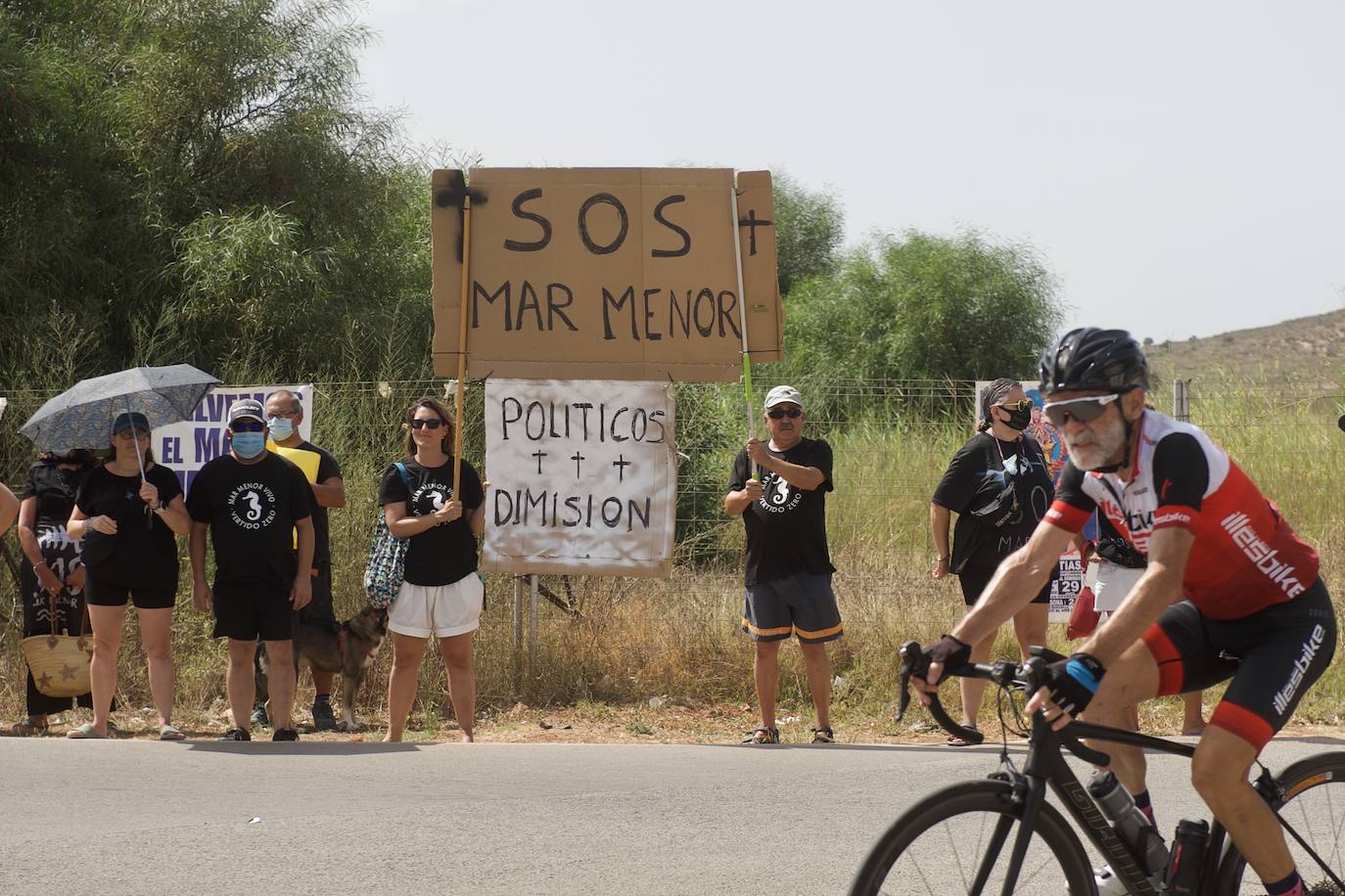 Fotos: Colectivos vecinales y ecologistas protestan en defensa del Mar Menor al paso de La Vuelta
