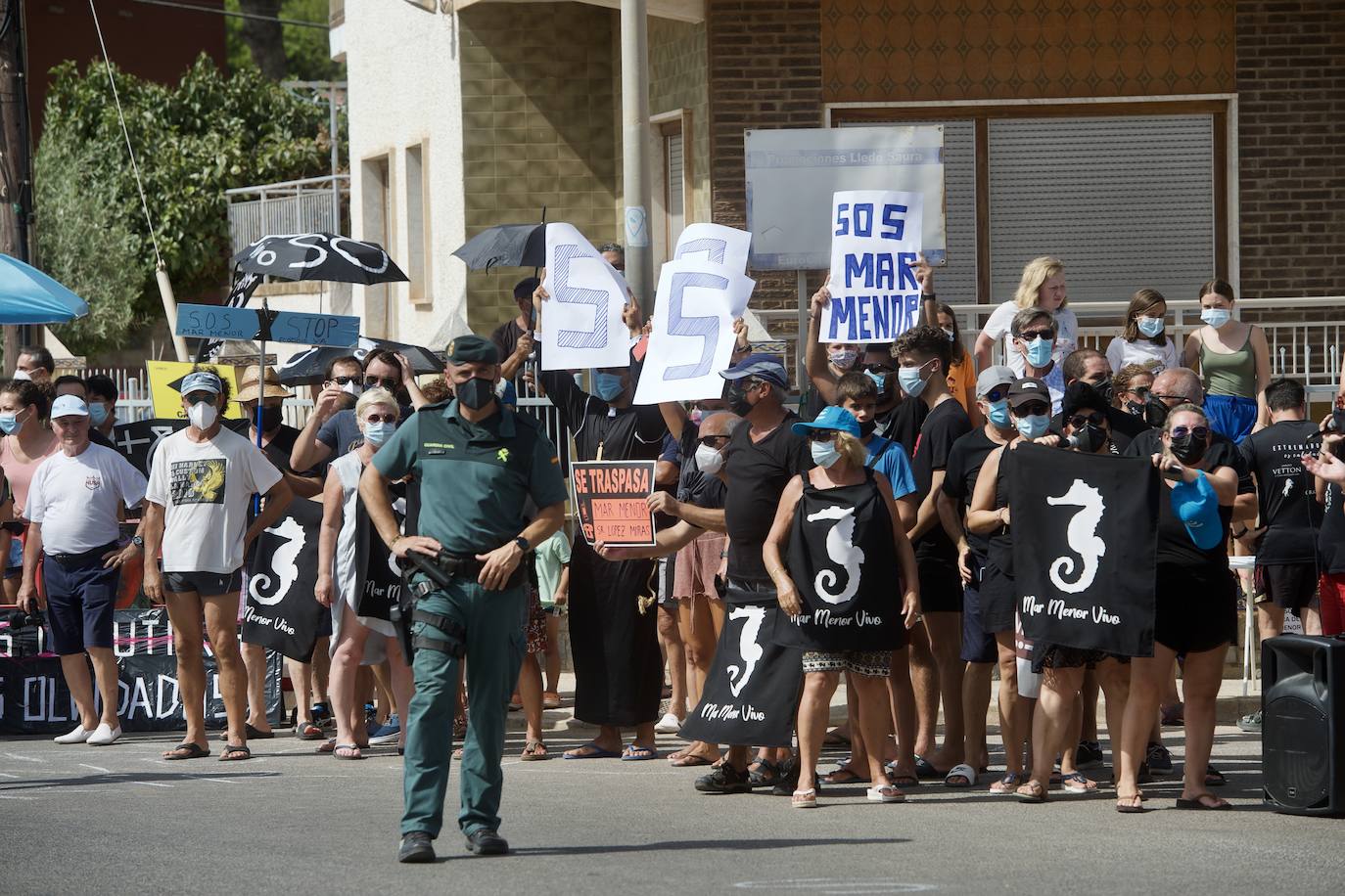 Fotos: Colectivos vecinales y ecologistas protestan en defensa del Mar Menor al paso de La Vuelta