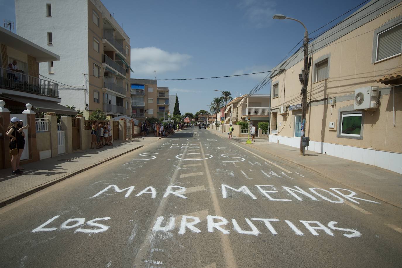 Fotos: Colectivos vecinales y ecologistas protestan en defensa del Mar Menor al paso de La Vuelta