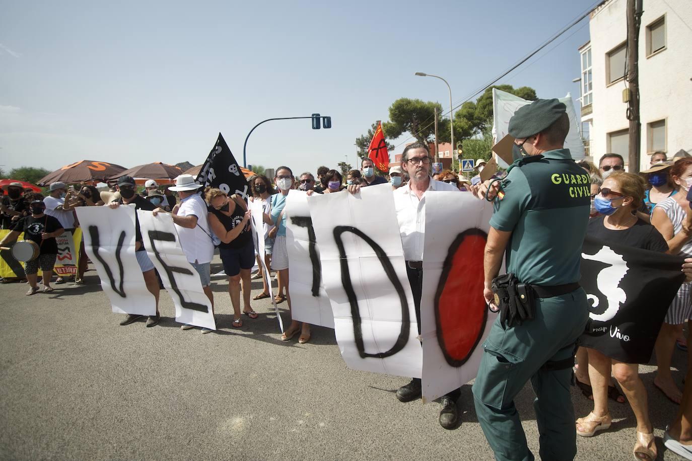 Fotos: Colectivos vecinales y ecologistas protestan en defensa del Mar Menor al paso de La Vuelta