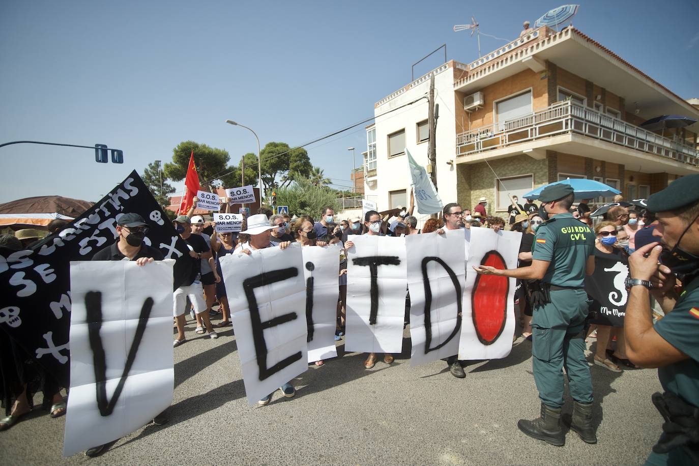 Fotos: Colectivos vecinales y ecologistas protestan en defensa del Mar Menor al paso de La Vuelta