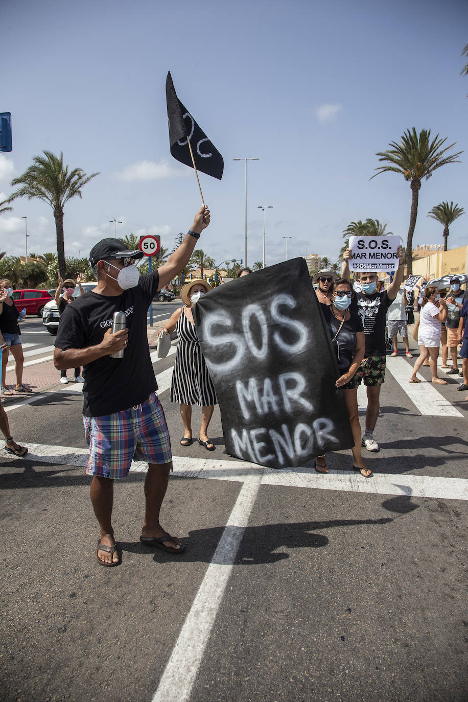 Fotos: Colectivos vecinales y ecologistas protestan en defensa del Mar Menor al paso de La Vuelta