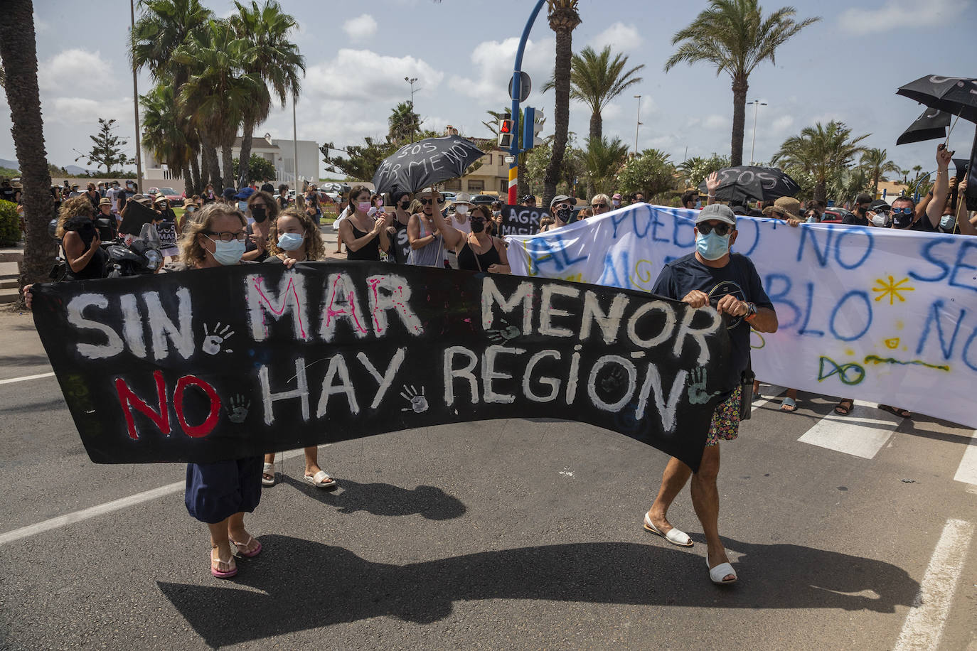 Fotos: Colectivos vecinales y ecologistas protestan en defensa del Mar Menor al paso de La Vuelta