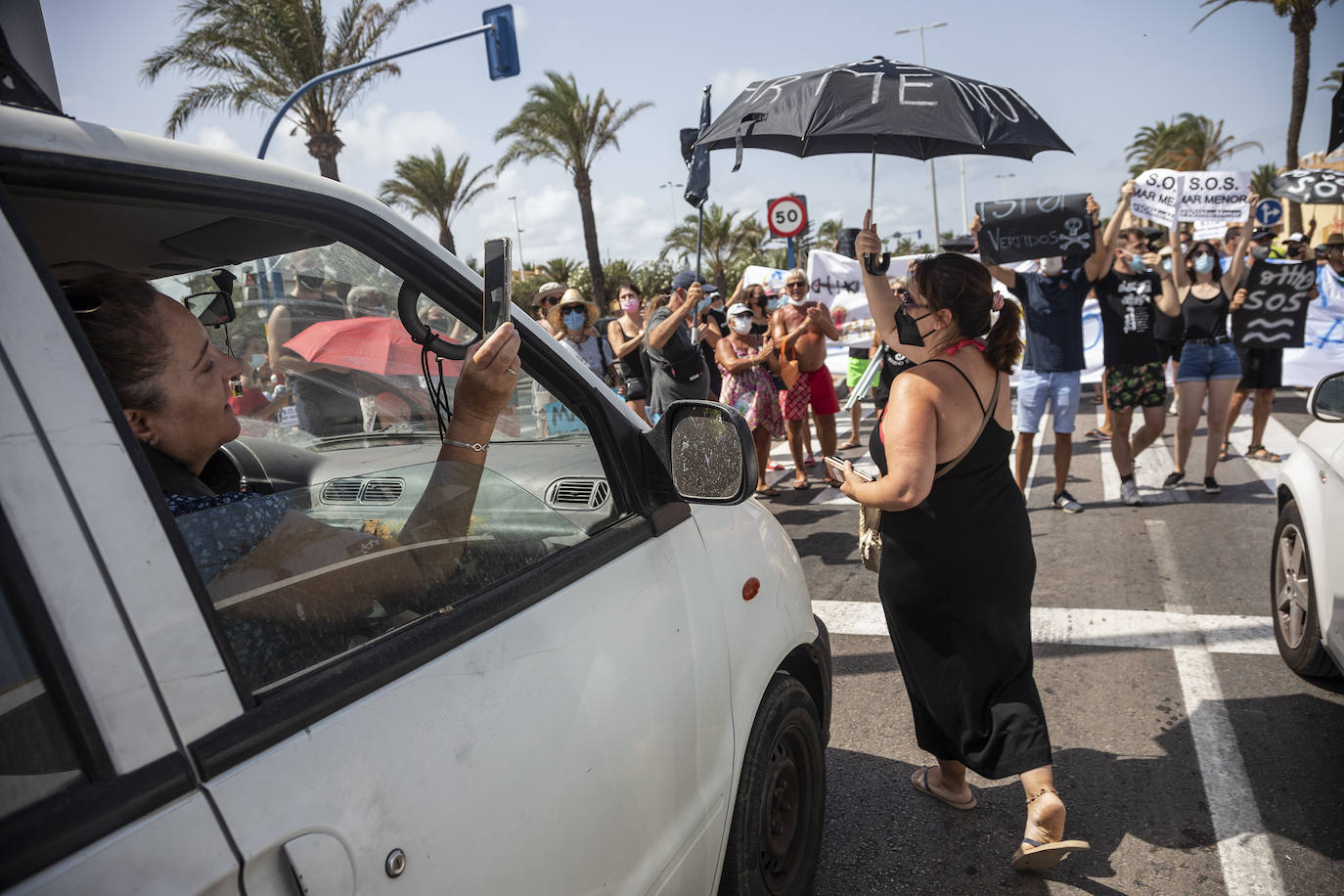 Fotos: Colectivos vecinales y ecologistas protestan en defensa del Mar Menor al paso de La Vuelta