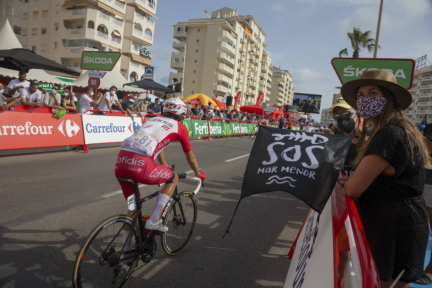 Fotos: Colectivos vecinales y ecologistas protestan en defensa del Mar Menor al paso de La Vuelta