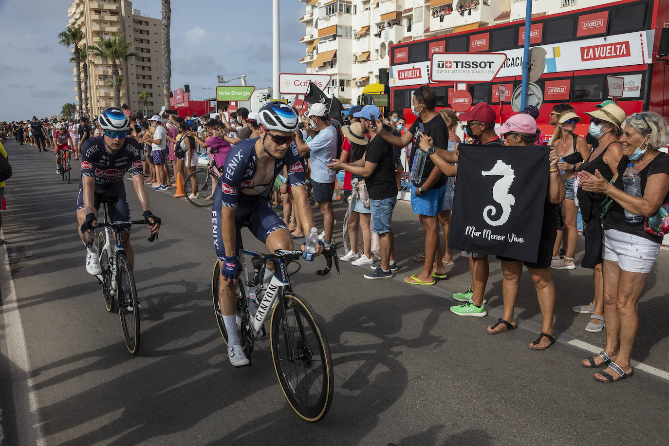 Fotos: Colectivos vecinales y ecologistas protestan en defensa del Mar Menor al paso de La Vuelta