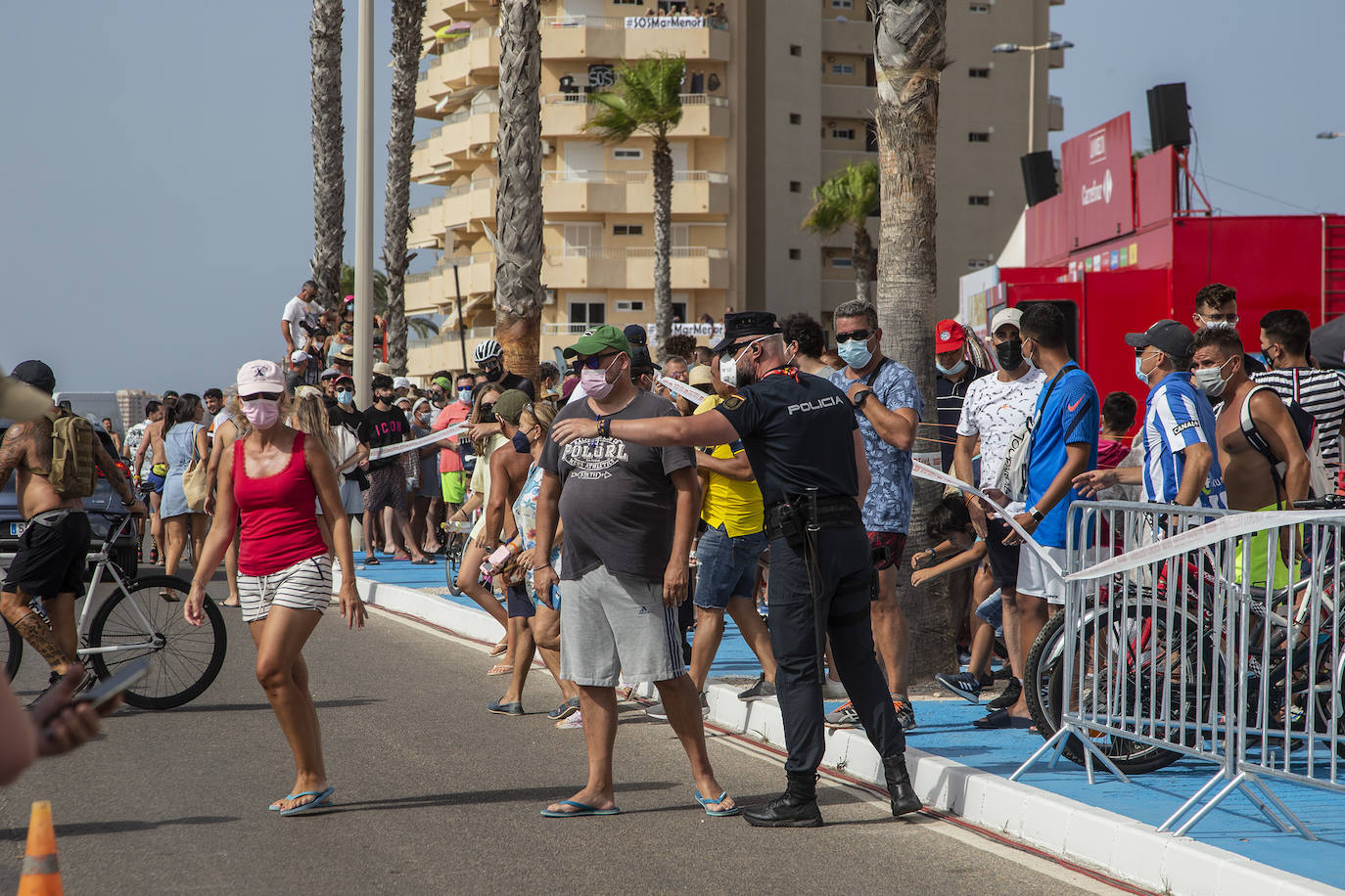 Fotos: Colectivos vecinales y ecologistas protestan en defensa del Mar Menor al paso de La Vuelta