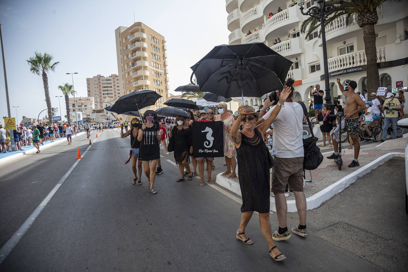 Fotos: Colectivos vecinales y ecologistas protestan en defensa del Mar Menor al paso de La Vuelta