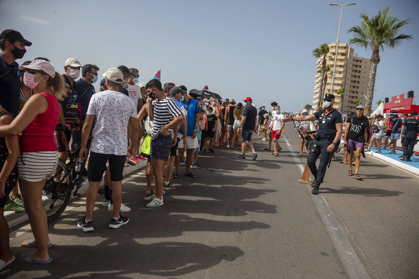 Fotos: Colectivos vecinales y ecologistas protestan en defensa del Mar Menor al paso de La Vuelta