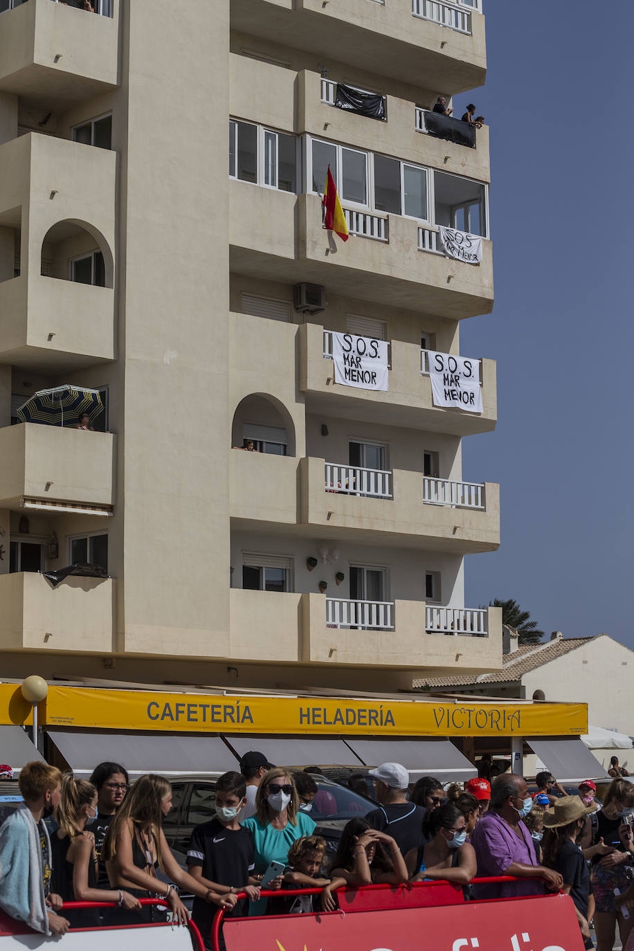 Fotos: Colectivos vecinales y ecologistas protestan en defensa del Mar Menor al paso de La Vuelta