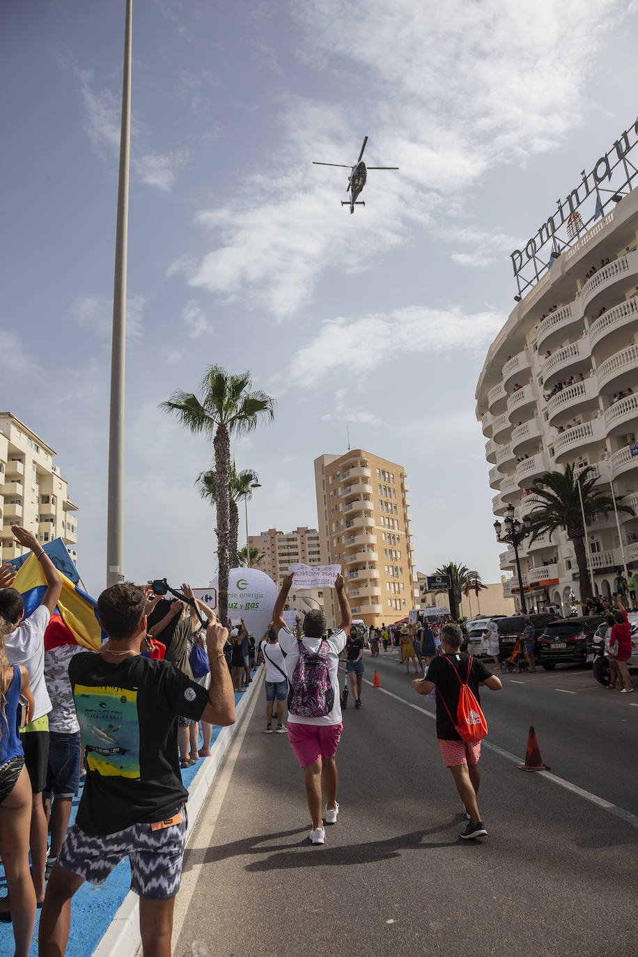 Fotos: Colectivos vecinales y ecologistas protestan en defensa del Mar Menor al paso de La Vuelta