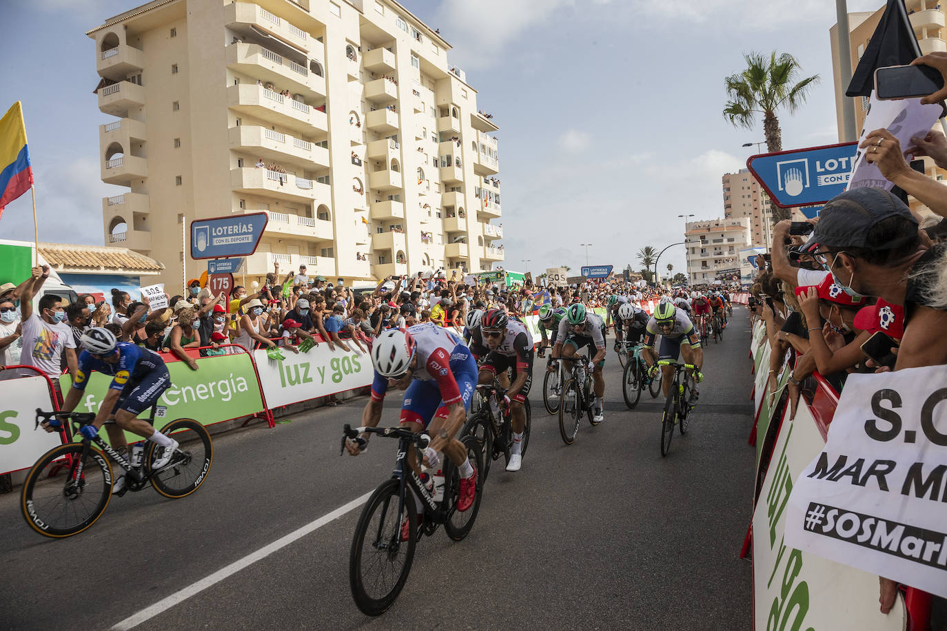 Fotos: Colectivos vecinales y ecologistas protestan en defensa del Mar Menor al paso de La Vuelta