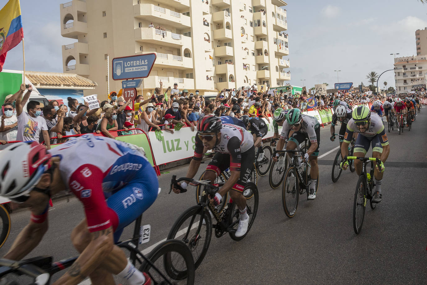 Fotos: Colectivos vecinales y ecologistas protestan en defensa del Mar Menor al paso de La Vuelta