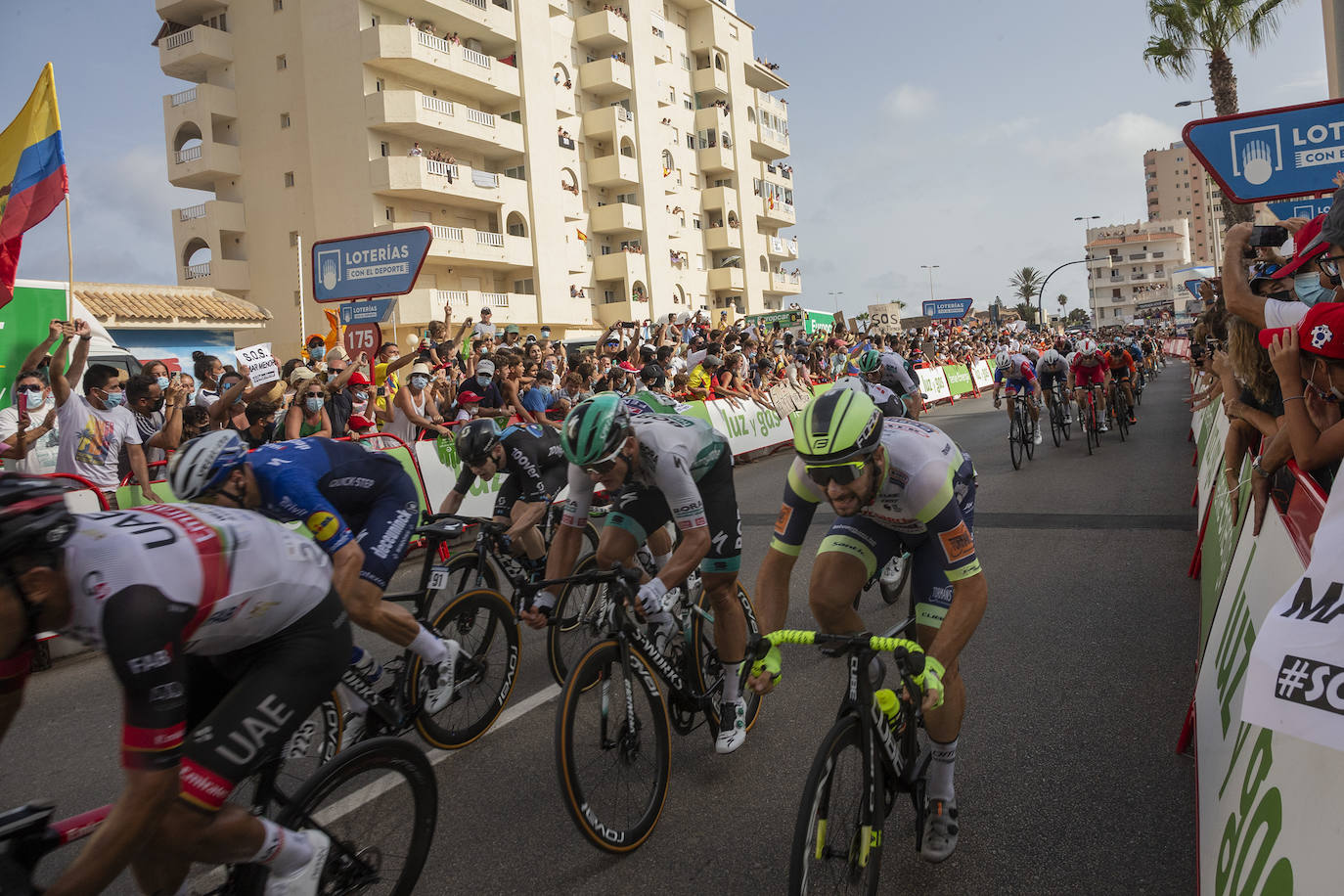 Fotos: Colectivos vecinales y ecologistas protestan en defensa del Mar Menor al paso de La Vuelta