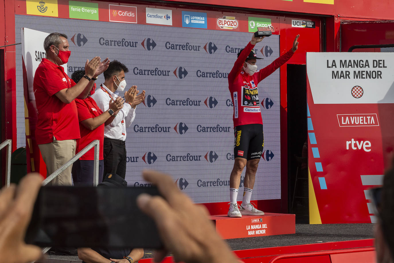 Fotos: Colectivos vecinales y ecologistas protestan en defensa del Mar Menor al paso de La Vuelta