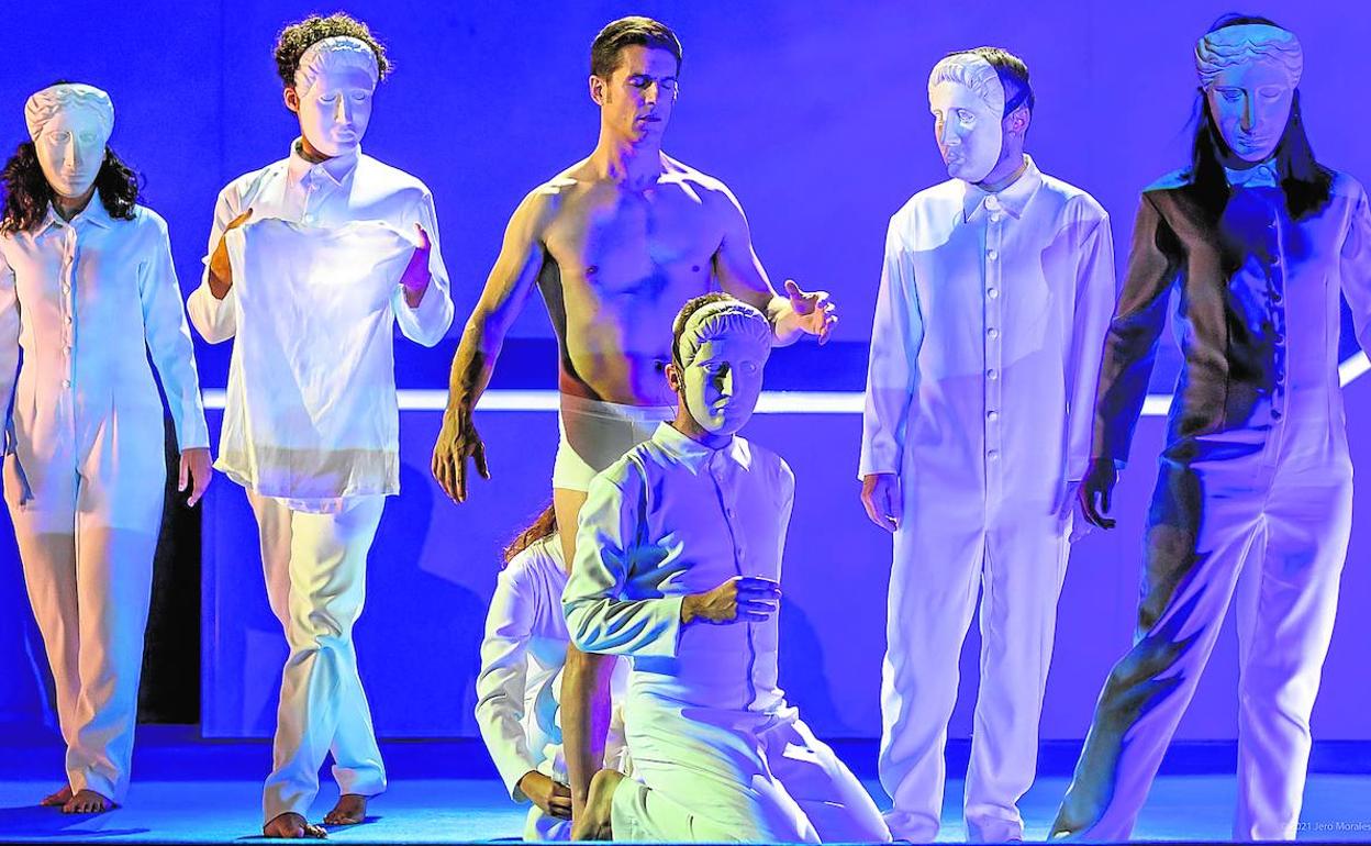 El elenco de 'Edipo', encabezado por Alejo Sauras, sobre el escenario durante la representación de esta obra, que se estrenó hace unos días en el Festival de Mérida. 