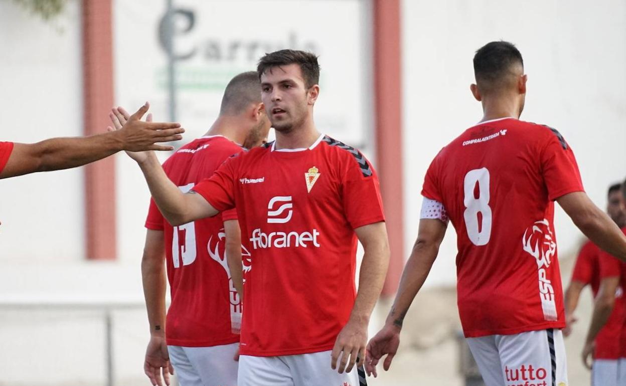 Guille Lozano es felicitado por sus compañeros tras marcar el primer gol del partido.