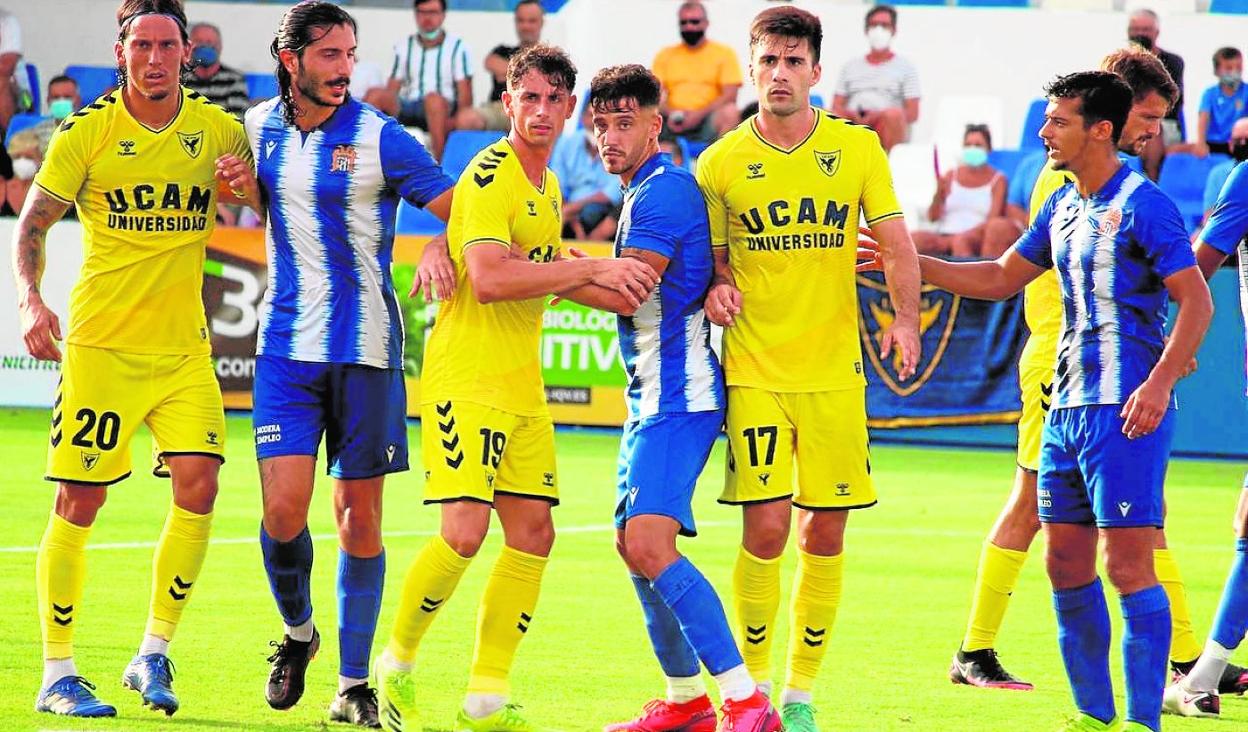 Fútbol: Águilas y UCAM no despegan