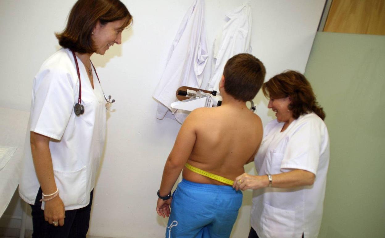 Control a un niño durante una campaña contra la obesidad infantil.