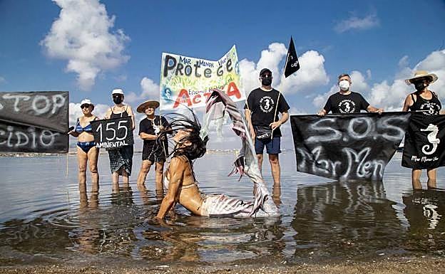 Representación reivindicativa, este jueves, en la playa de Los Alemanes.