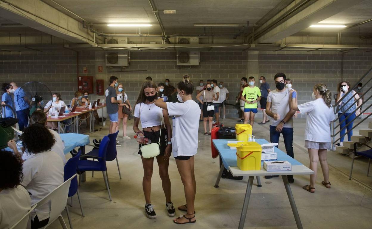 Vacunación en el estadio Enrique Roca de Murcia, la semana pasada.