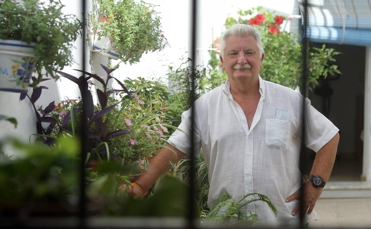 Juan Enrique Pereñíguez, en su casa de Los Alcázares, donde pasa las vacaciones. 