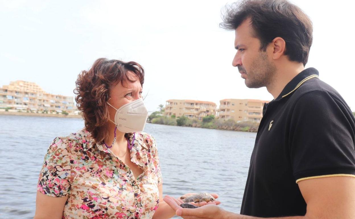María Marín y Javier Sánchez en el Mar Menor. 