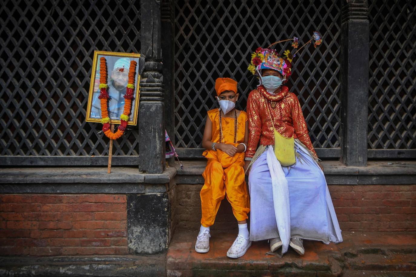 Fotos: Nepal se disfraza en recuerdo de sus difuntos