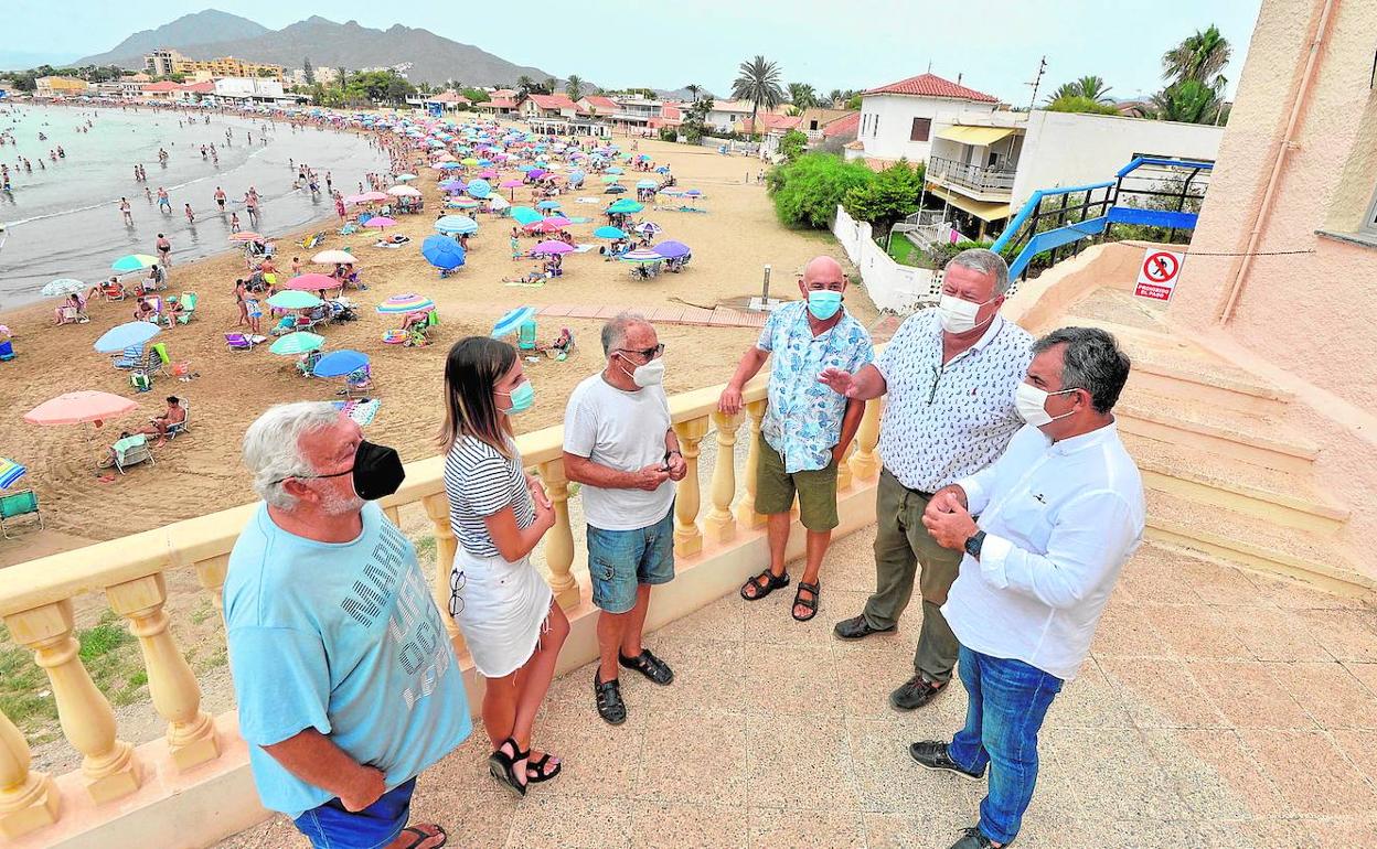 Reunión entre senadores, vecinos y el catedratico emérito de Fisiologia de la Facuitad de Medicina de Murcia, Salvador Zamora.