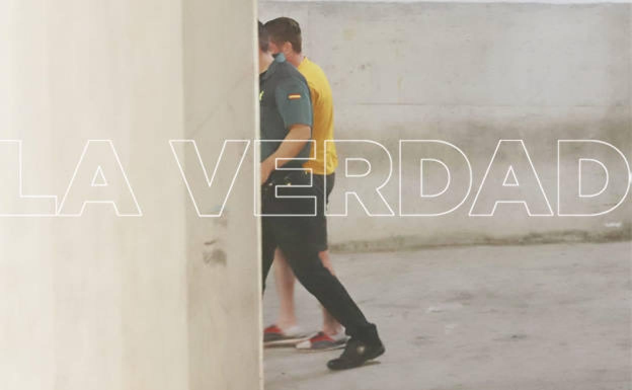 Uno de los detenidos, a su llegada a las instalaciones judiciales.