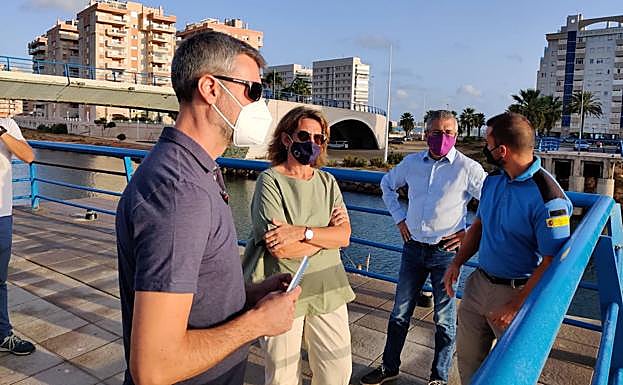 Teresa Ribera y Hugo Morán (segundo por la derecha), en Puerto Mayor.