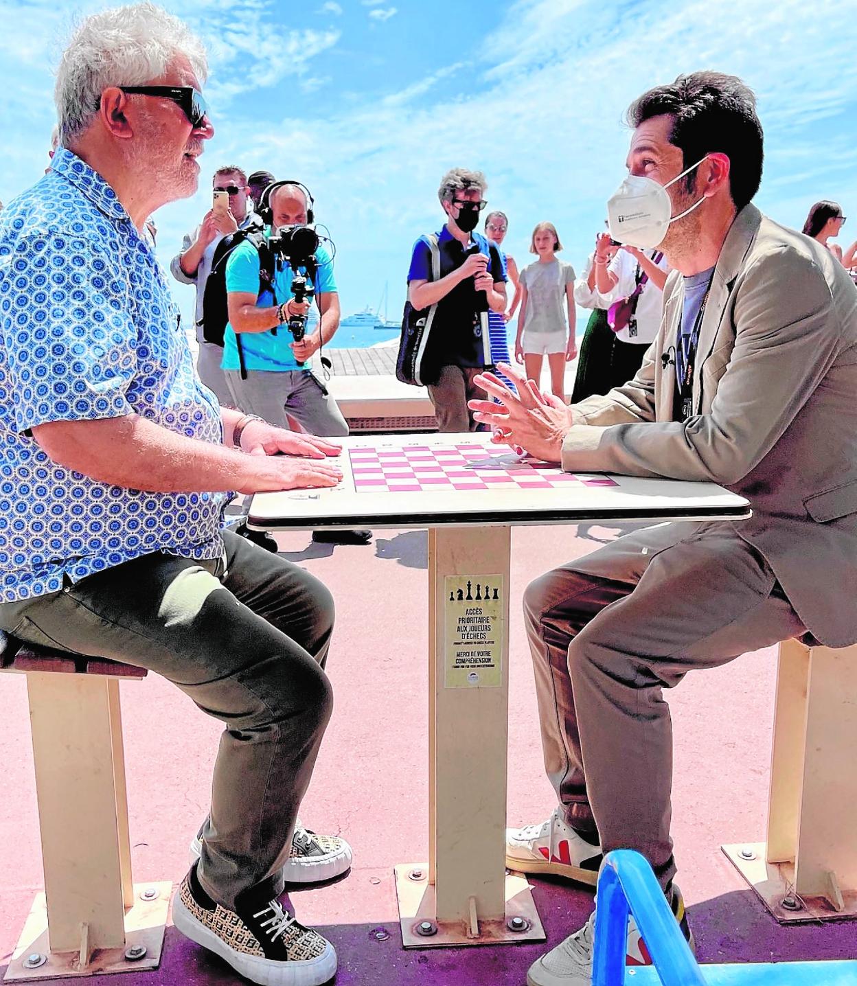 Carlos del Amor entrevistando al cineasta Pedro Almodóvar en la Croisette de Cannes el pasado julio. 