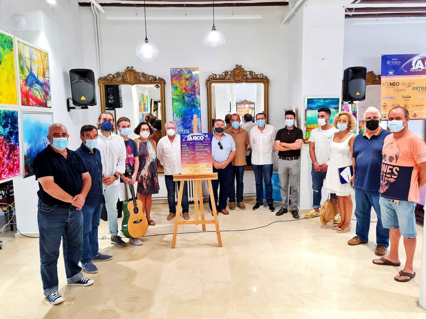 El concejal de Cultura, Juan Manuel de León, junto a los responsables de la asociación Ateneo y algunos de los participantes en el Festival Arco 2021 