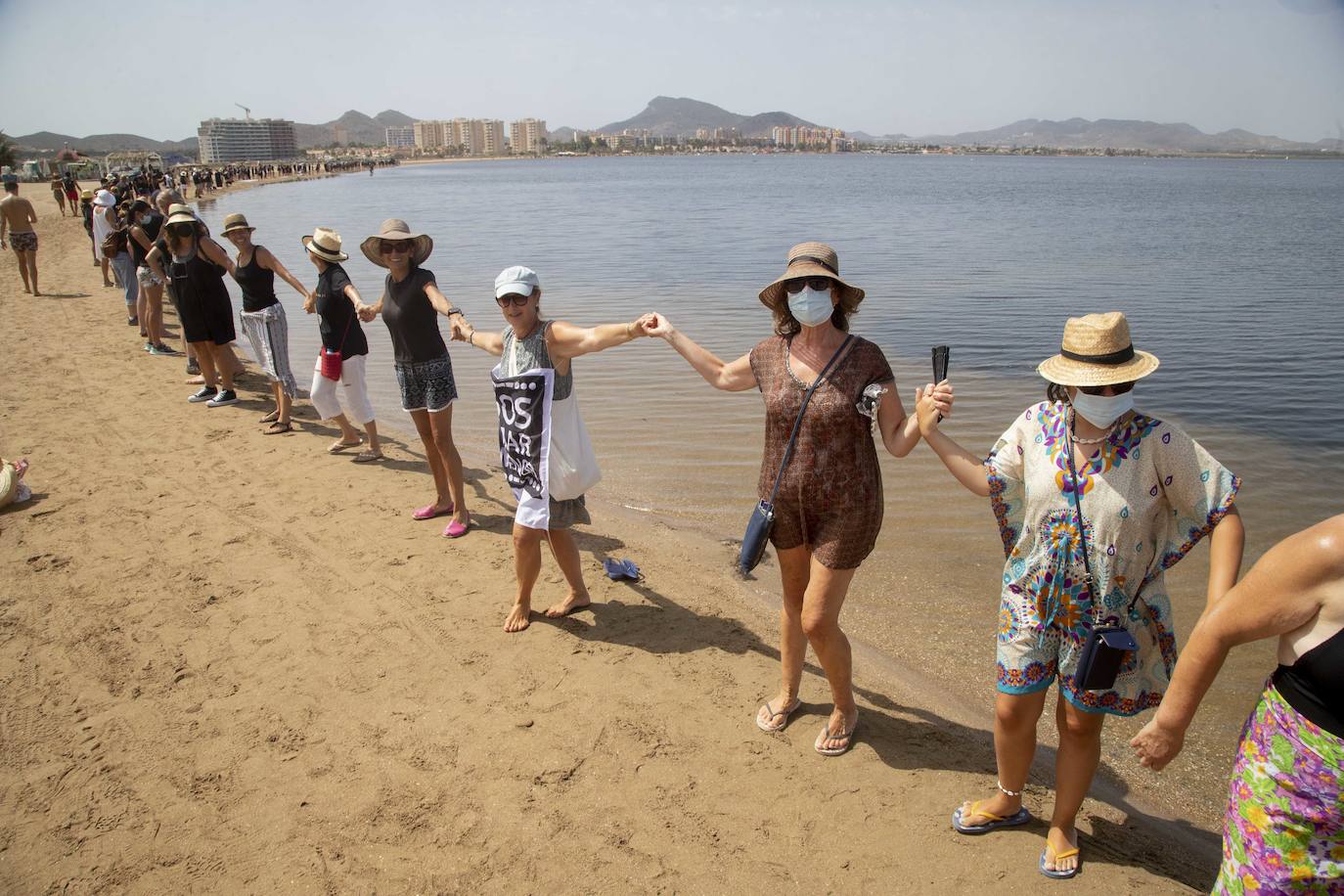 Fotos: Protesta en la Playa de los Alemanes en defensa del Mar Menor