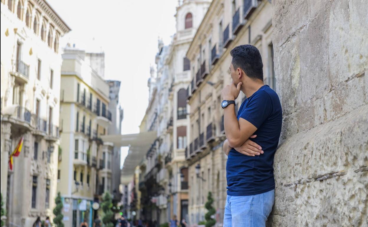 Abdullah, ayer, en la plaza Santo Domingo de Murcia. 