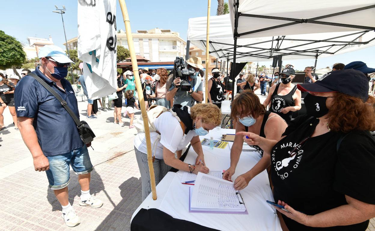 Punto de recogida de firmas ubicado en la playa de Los Alcázares el pasado sábado. 