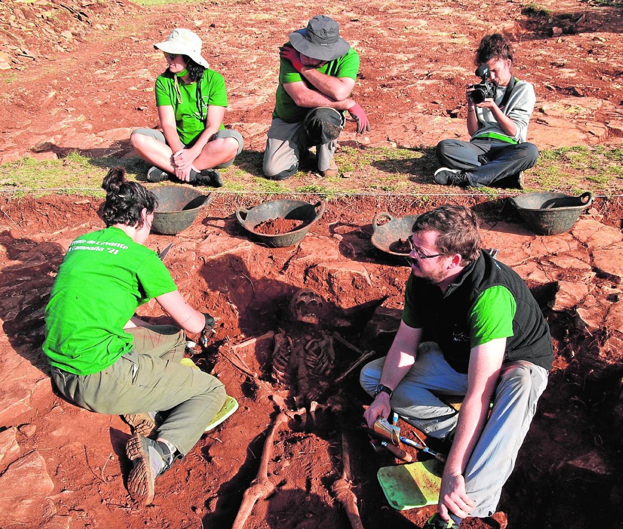 Arqueólogos durante la exhumación en Villafranca del Cid (Castellón). 